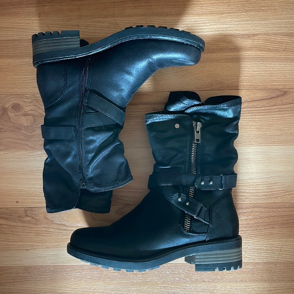 Carlos Santana black boots